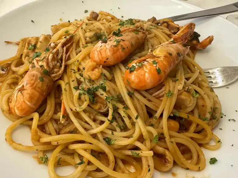 Spaghetti allo scoglio gamberi cozze vongole La Fenice Bazzano