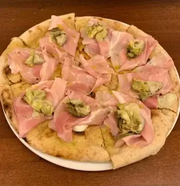 Pizza con mortadella e carciofi forno a legna La Fenice Bazzano